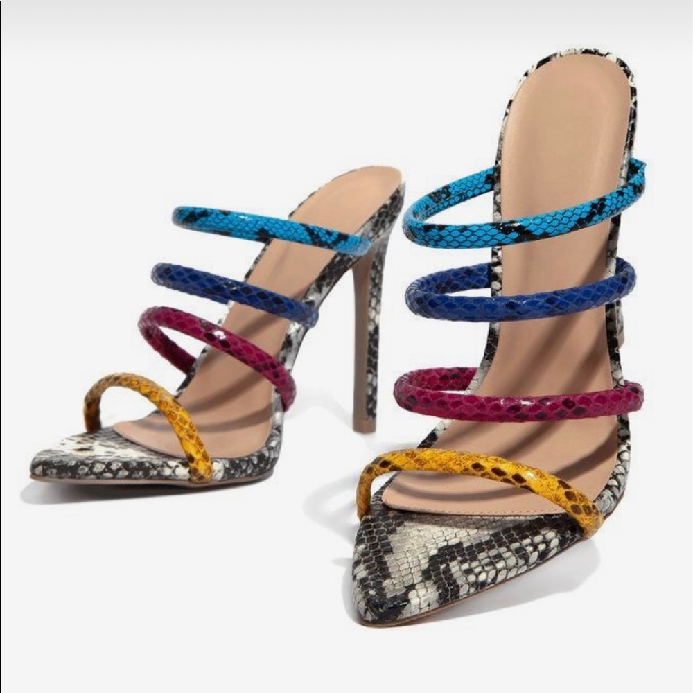 ✨✨BRAND NEW✨✨
Snake multi color
Size 7